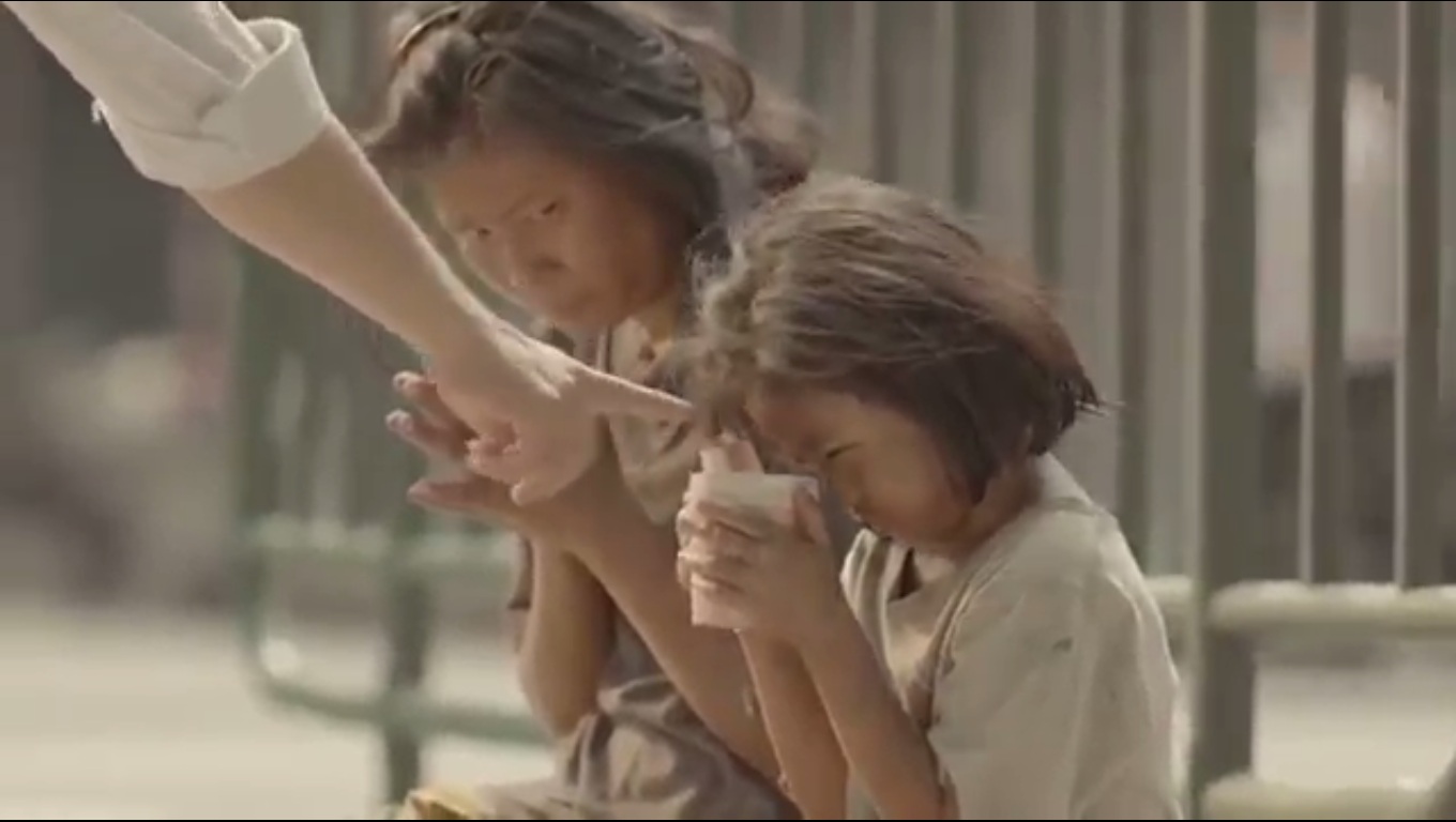 Clip: Chàng trai Thái Lan khiến nhiều bạn trẻ Việt xấu hổ Clip: Chàng trai Thái Lan khiến nhiều bạn trẻ Việt xấu hổ