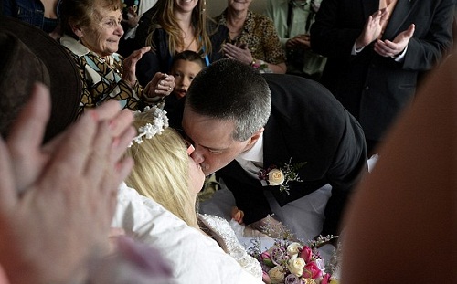 Những đám cưới đẫm nước mắt của những cô dâu ung thư Những đám cưới đẫm nước mắt của những cô dâu ung thư