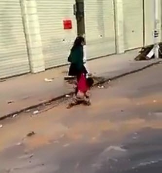 Clip: Bức xúc người mẹ vô tâm kéo lê bé gái giữa đường