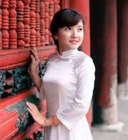 Thiếu nữ xinh đẹp hát 