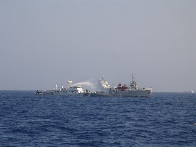 Cận cảnh tàu Trung Quốc rượt đuổi, đâm húc tàu Việt Nam