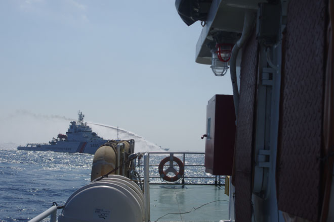 Cận cảnh tàu Trung Quốc rượt đuổi, đâm húc tàu Việt Nam