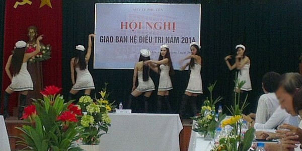 Chân dài nhảy sexy trong hội nghị về y tế gây bức xúc dân mạng Chân dài nhảy sexy trong hội nghị về y tế gây bức xúc dân mạng