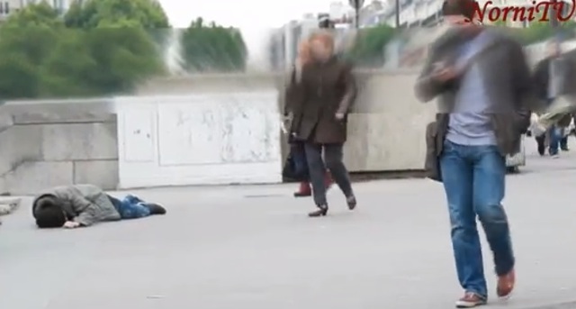 Rùng mình khi xem clip “sự vô cảm của con người” Rùng mình khi xem clip “sự vô cảm của con người”