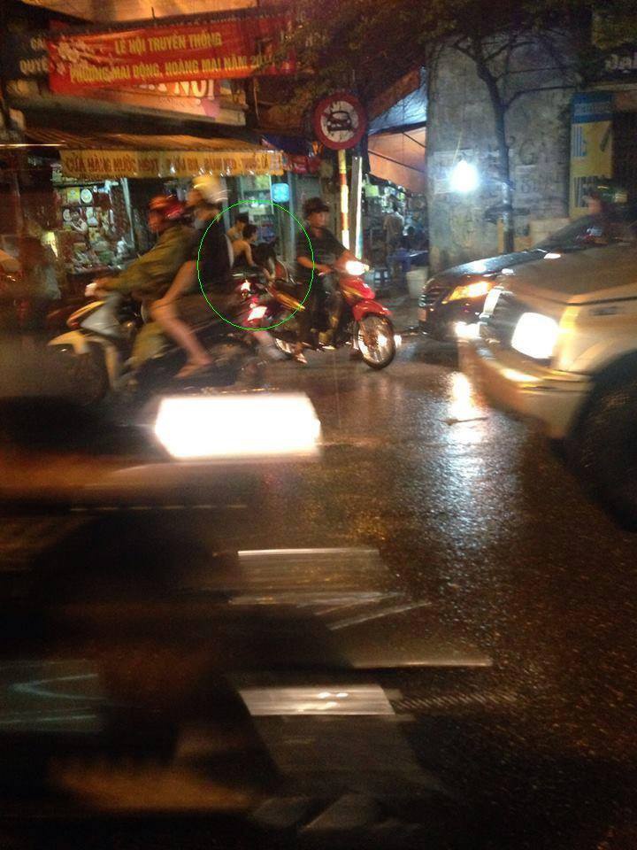 Phẫn nộ chàng trai túm tóc đánh bạn gái, đánh cả cụ già đi đường Phẫn nộ chàng trai túm tóc đánh bạn gái, đánh cả cụ già đi đường