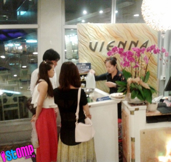 Gái xinh chửi tục khi bị nhà hàng tính thêm tiền