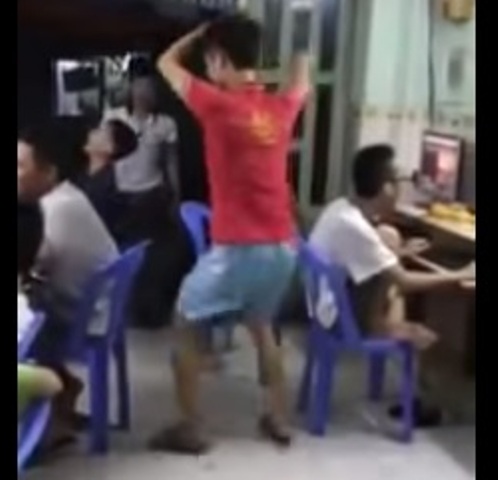 Cười đổ ghế xem clip: Thanh niên cứng quẩy tung quán net