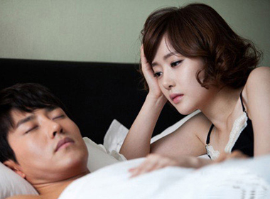 Chồng đi công tác xa, vợ ở nhà cặp kè với chủ tịch huyện