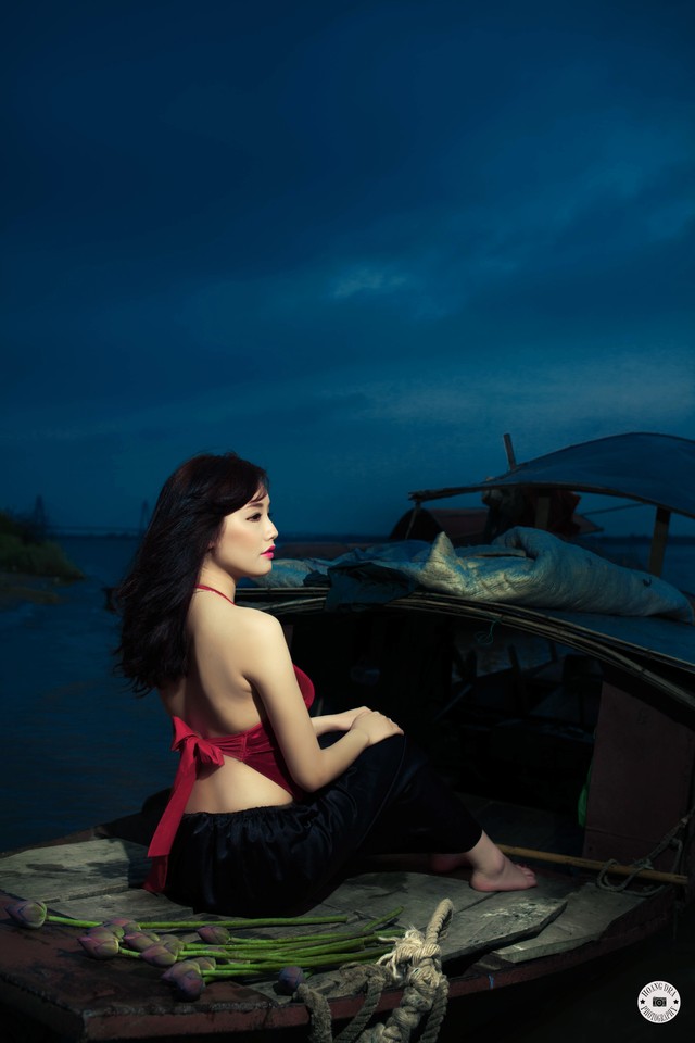 Diện áo yếm nữ sinh Ngoại thương khoe vẻ đẹp gợi cảm, cuốn hút