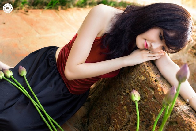 Diện áo yếm nữ sinh Ngoại thương khoe vẻ đẹp gợi cảm, cuốn hút