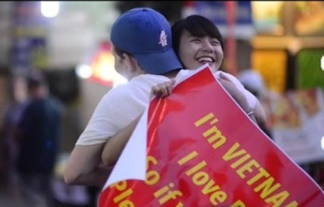 Xúc động clip “Tôi yêu hòa bình” của nữ sinh Hà Nội xinh đẹp Xúc động clip “Tôi yêu hòa bình” của nữ sinh Hà Nội xinh đẹp