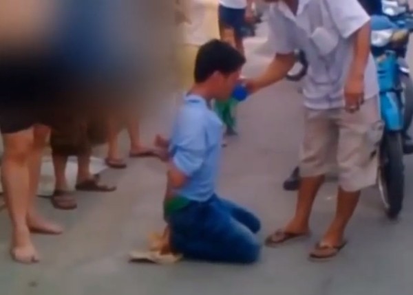 Suy ngẫm clip: Bắt được trộm, không đánh mà còn cho uống nước