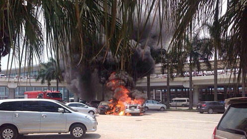 2 ô tô cháy ngùn ngụt ở bãi xe sân bay Nội Bài