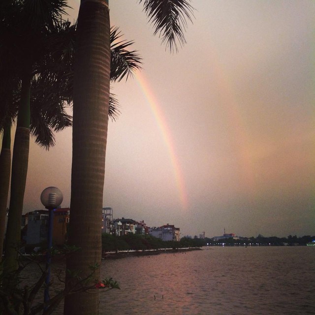 Tuyệt đẹp cầu vồng sau cơn mưa ở Hà Nội