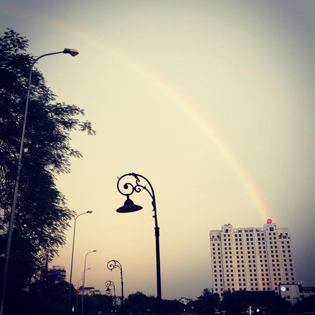 Tuyệt đẹp cầu vồng sau cơn mưa ở Hà Nội