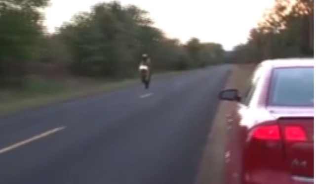 Ham hố bốc đầu xe máy, nam thanh niên bất tỉnh nhân sự