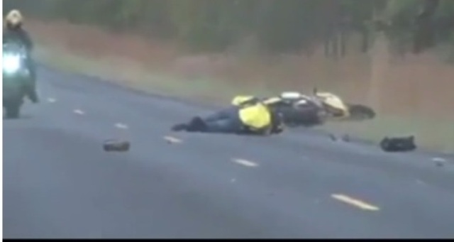 Ham hố bốc đầu xe máy, nam thanh niên bất tỉnh nhân sự