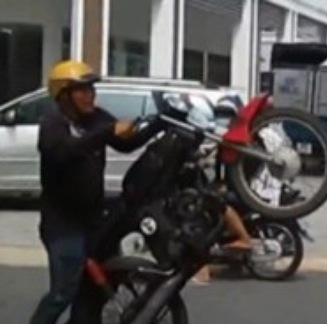 Ham hố bốc đầu xe máy, nam thanh niên bất tỉnh nhân sự