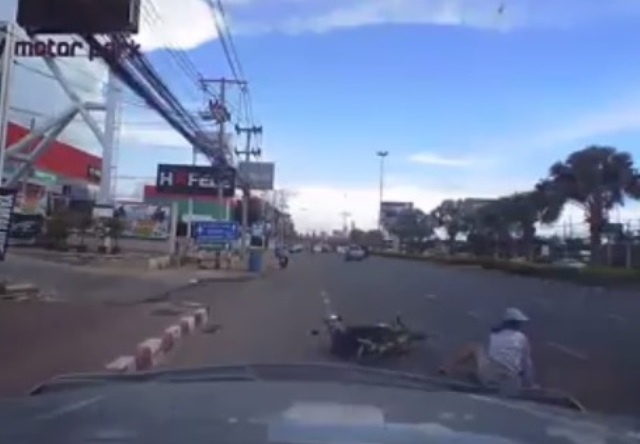 Bức xúc tài xế ô tô chèn người đi xe máy ngã lăn ra đường