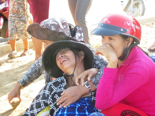 Một cô gái chết bất thường trên đường