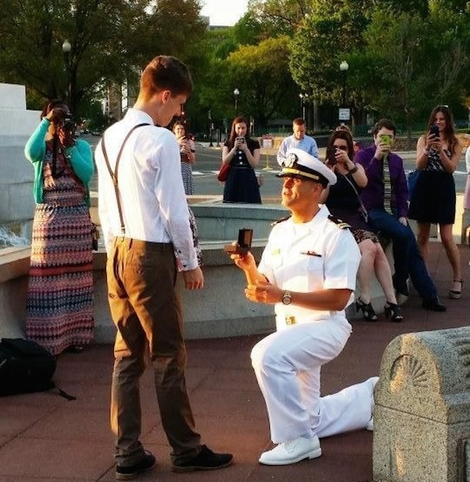 Màn cầu hôn bạn trai của lính hải quân gây sốt dân mạng Màn cầu hôn bạn trai của lính hải quân gây sốt dân mạng