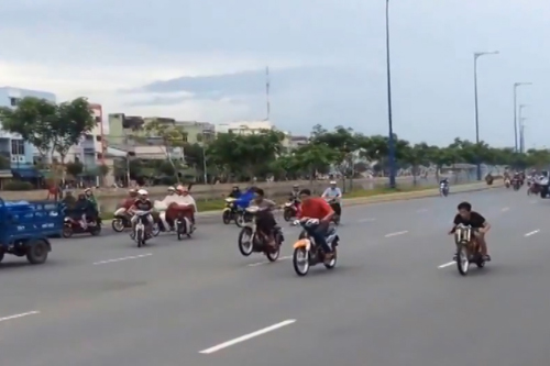 Rùng mình nhóm quái xế gây náo loạn Đại lộ Đông Tây