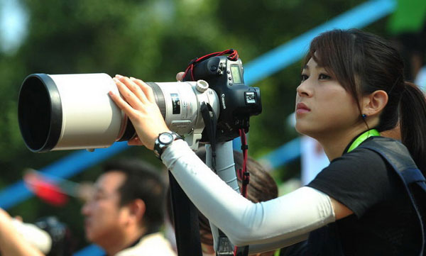 Đang lúc ân ái, vợ bật dậy đi...lấy tin bài Đang lúc ân ái, vợ bật dậy đi...lấy tin bài