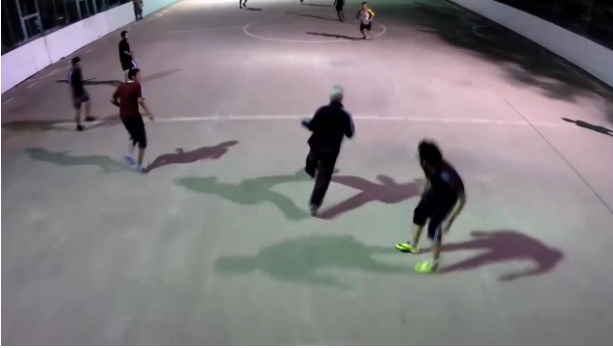  “Cụ già” đi bóng cực đỉnh khiến cả đám thanh niên bái phục