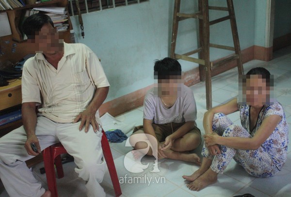 Đau đớn phát hiện ảnh nóng trong điện thoại khi con gái bỏ đi 