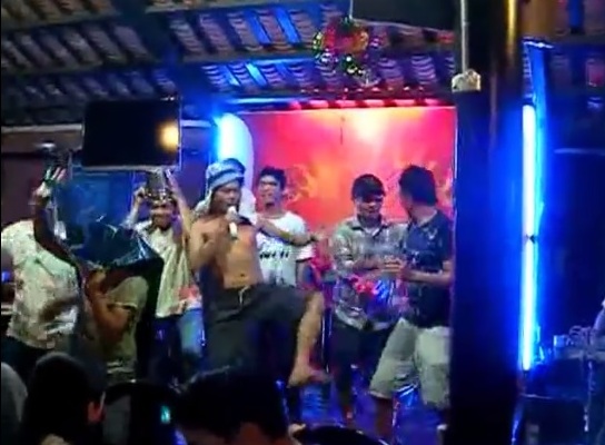 “Cây cầu dừa” version Tây Nguyên gây bão dân mạng “Cây cầu dừa” version Tây Nguyên gây bão dân mạng