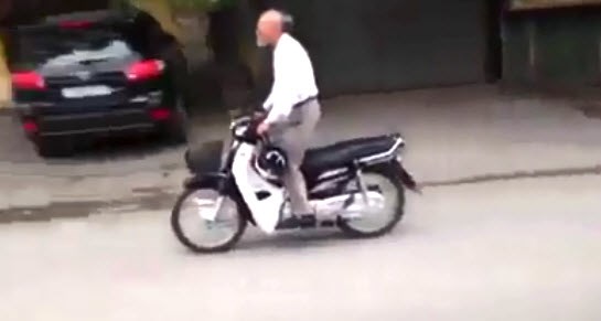 Hoảng sợ clip cụ già vừa chạy xe, vừa nhún nhảy