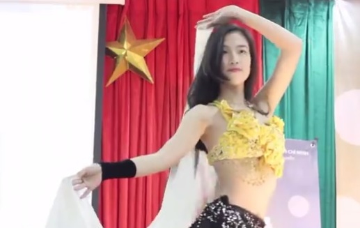 Clip hot: nữ sinh báo chí cởi áo múa sexy, nóng bỏng 