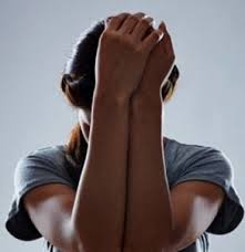 Vợ hoang mang vì bị HIV nhưng không dám nói thật với chồng