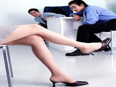 Váy ngắn…thách thức dê xồm nơi công sở