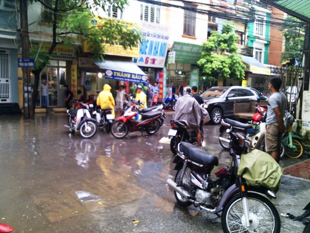 Mưa lớn Chợ Nhà Xanh ngập trong biển nước