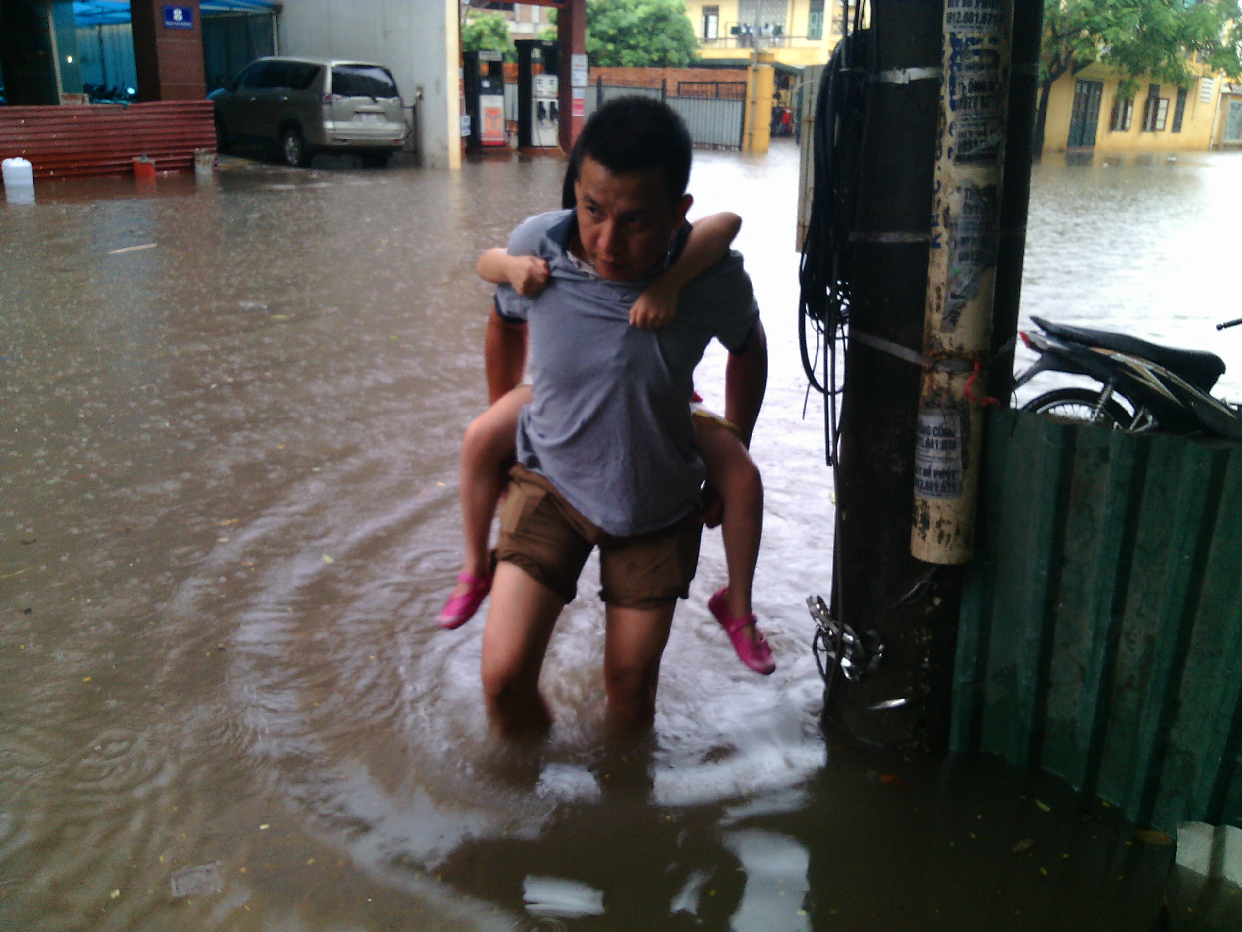 Mưa lớn Chợ Nhà Xanh ngập trong biển nước