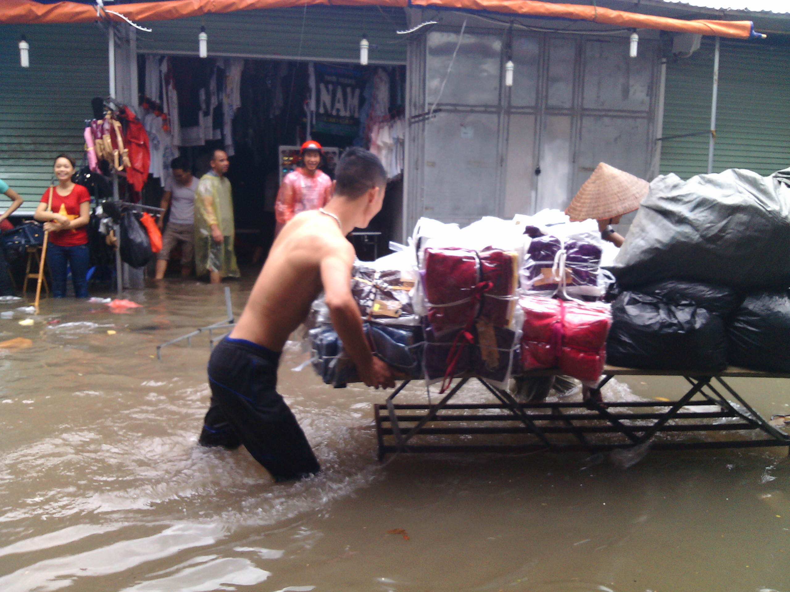 Mưa lớn Chợ Nhà Xanh ngập trong biển nước