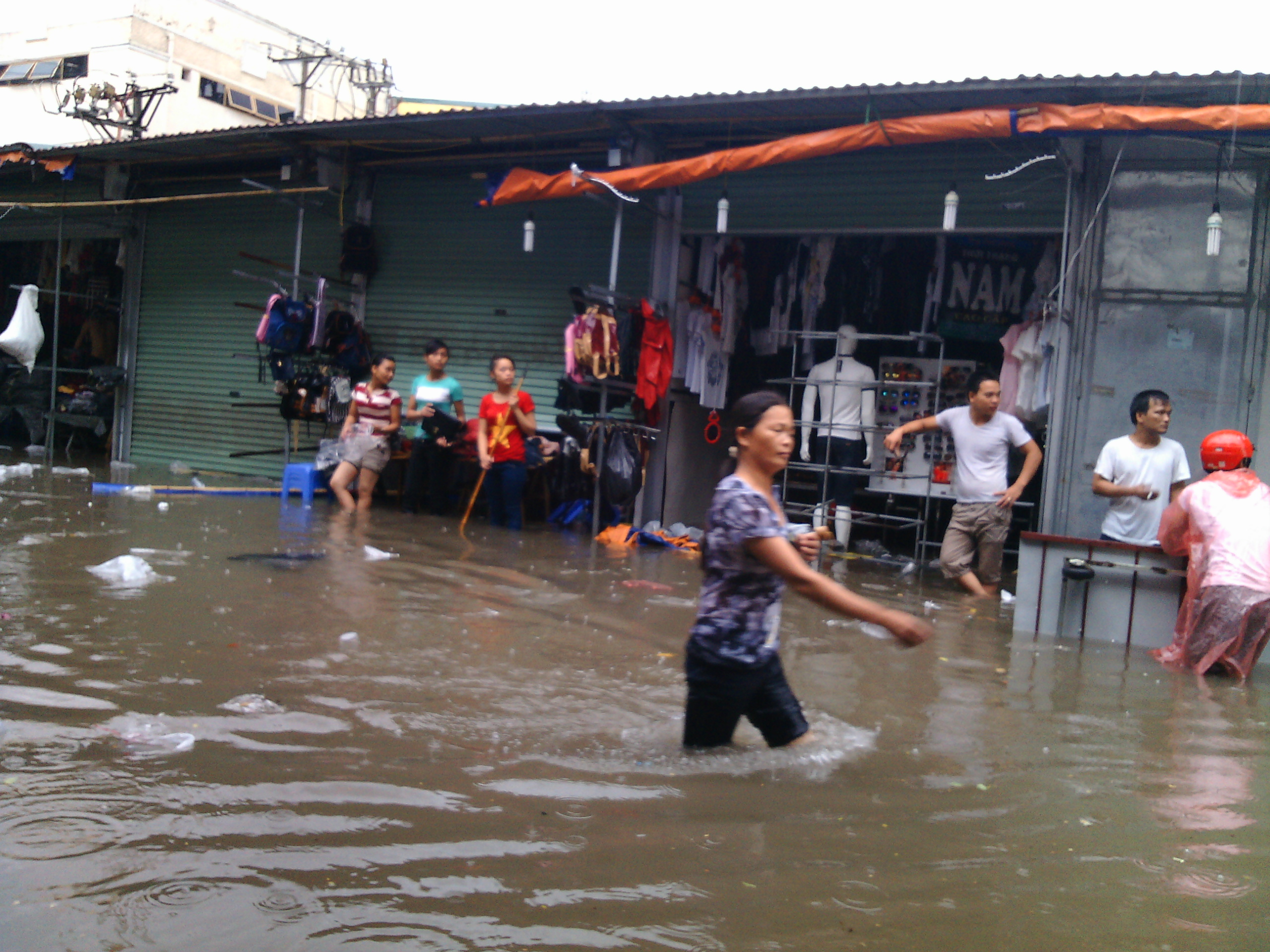 Mưa lớn Chợ Nhà Xanh ngập trong biển nước