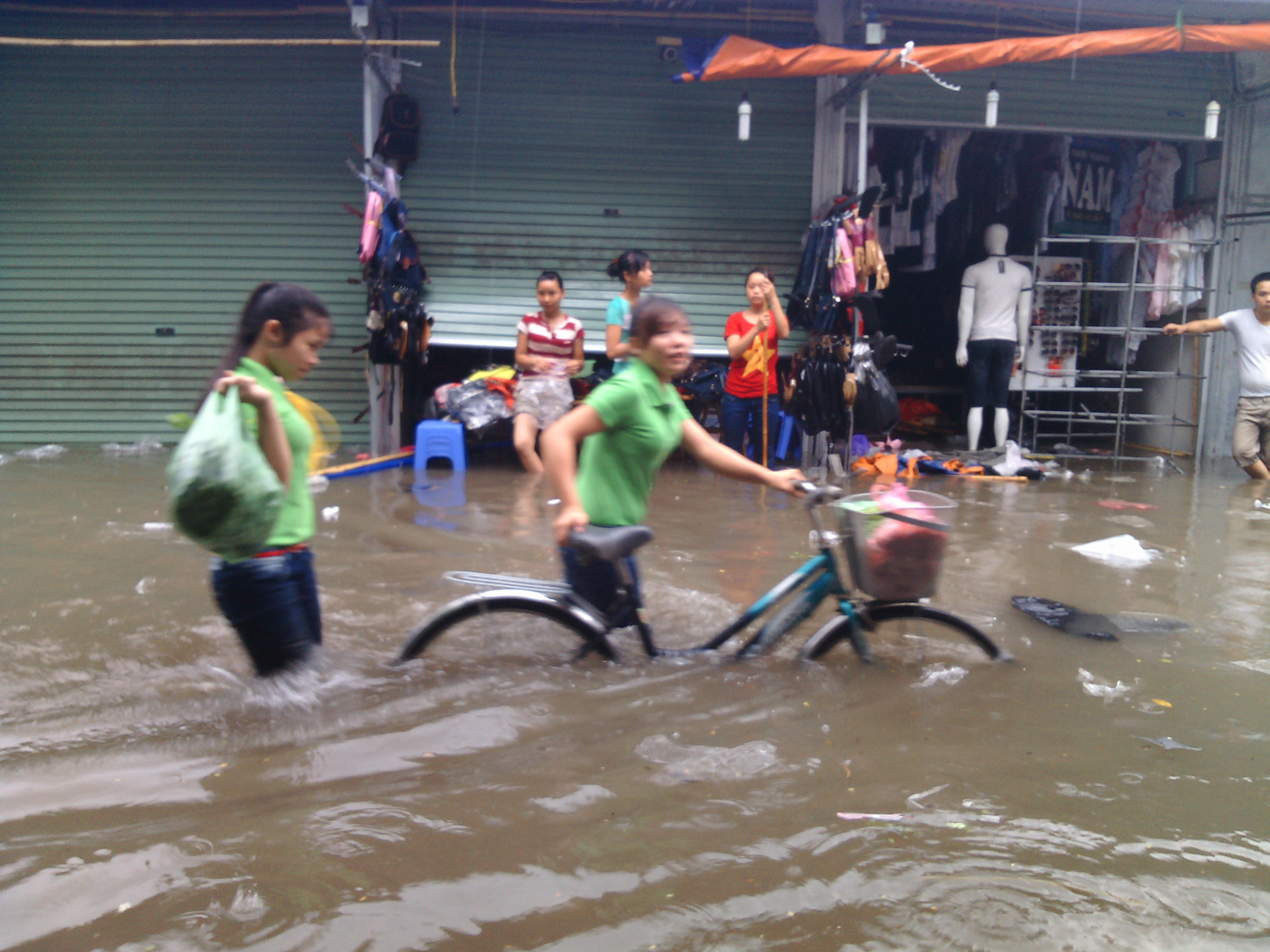 Mưa lớn Chợ Nhà Xanh ngập trong biển nước