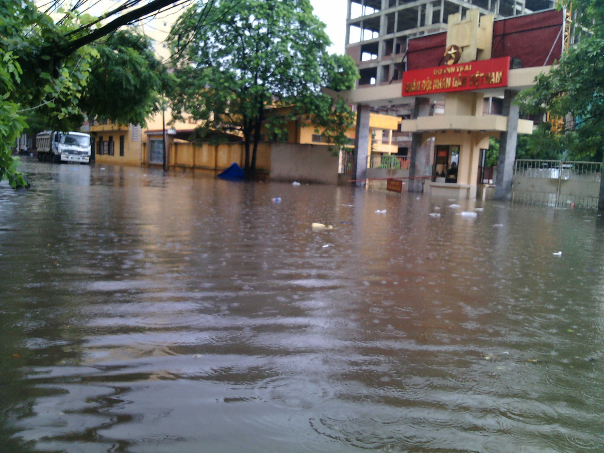 Mưa lớn Chợ Nhà Xanh ngập trong biển nước