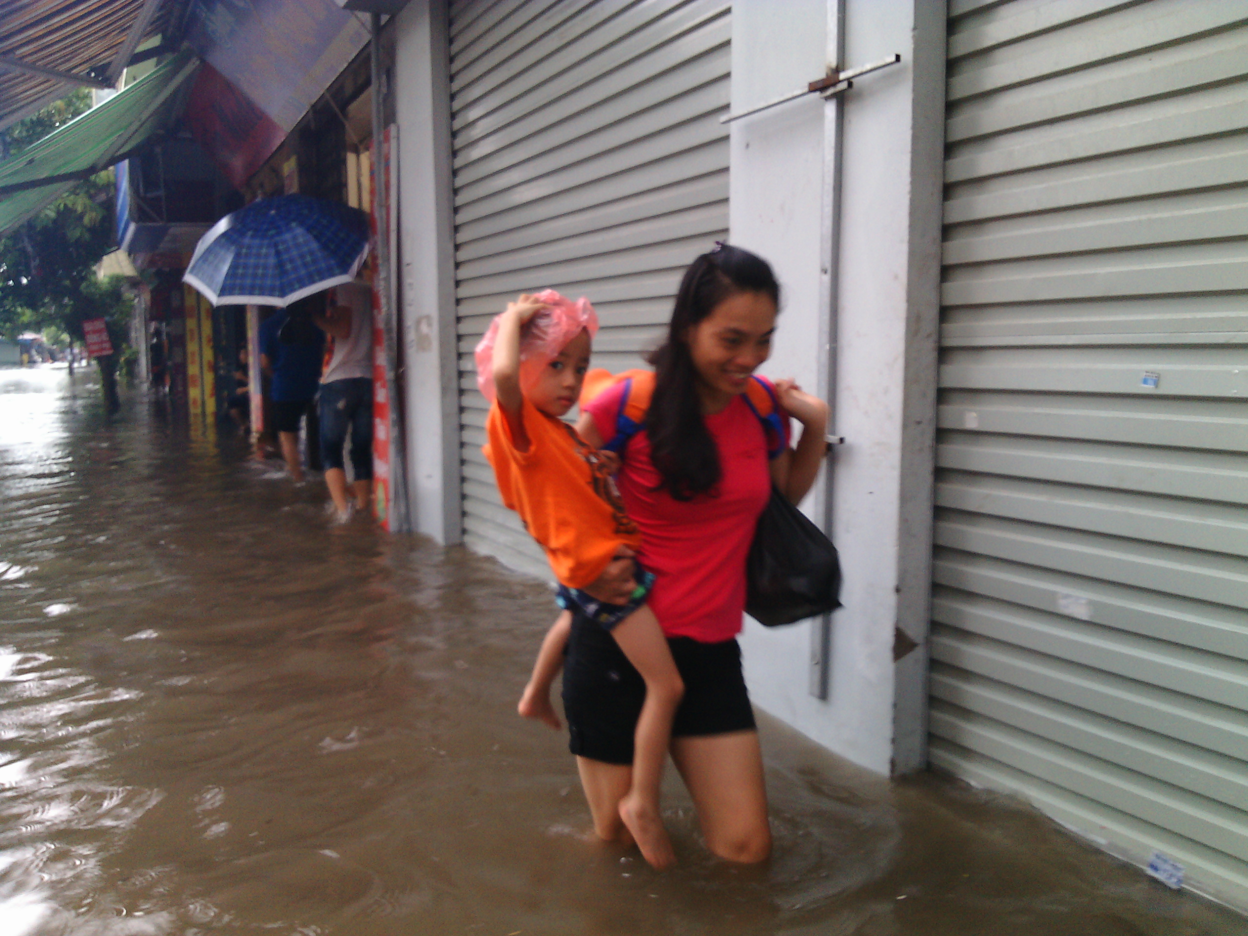 Mưa lớn Chợ Nhà Xanh ngập trong biển nước