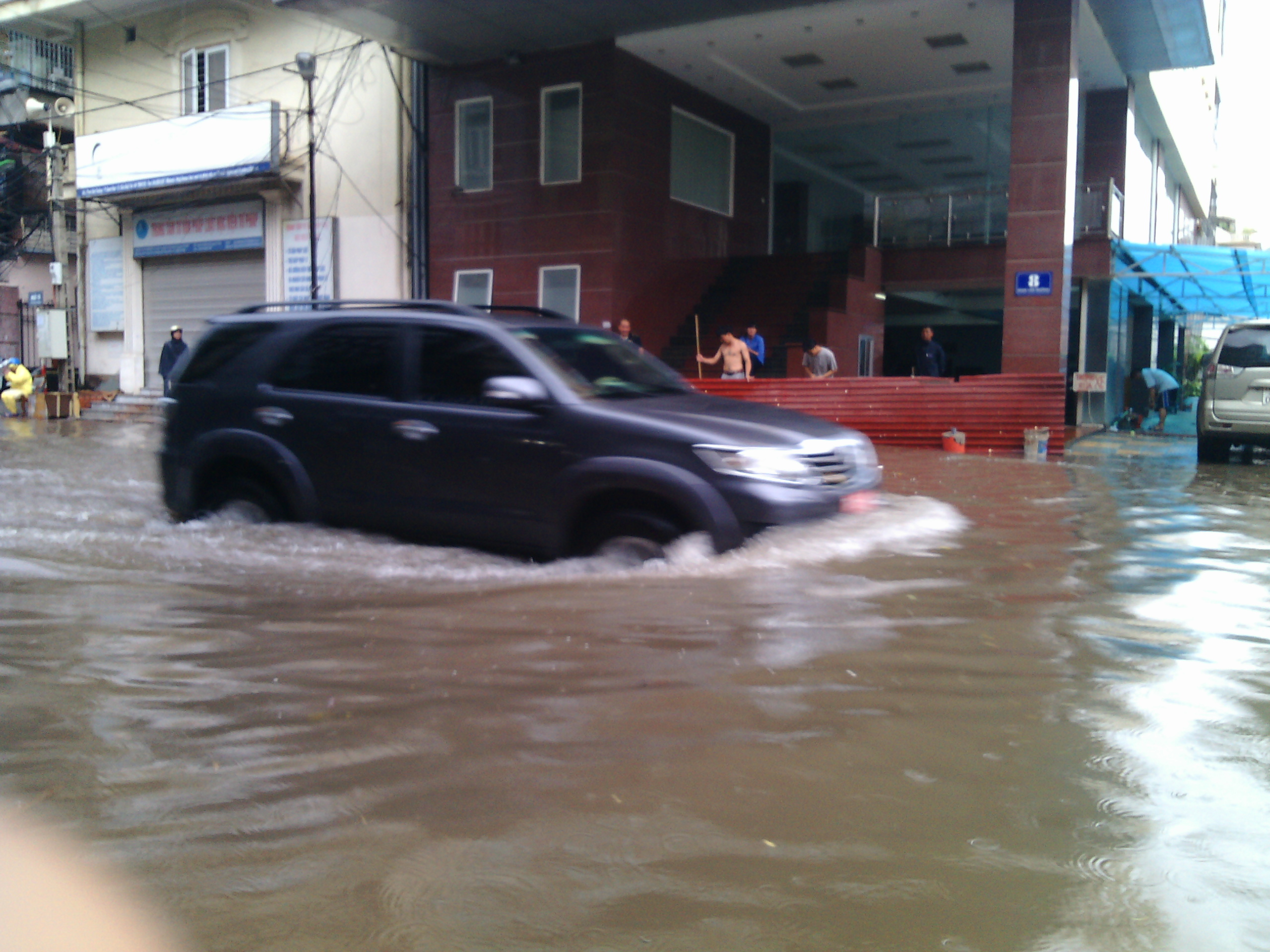 Mưa lớn Chợ Nhà Xanh ngập trong biển nước