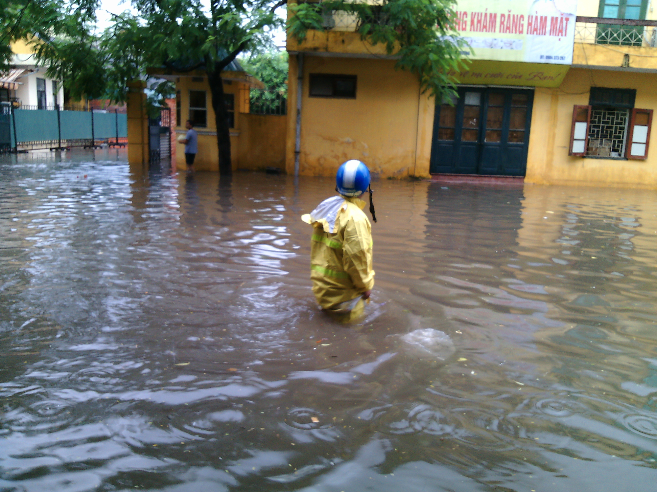 Mưa lớn Chợ Nhà Xanh ngập trong biển nước