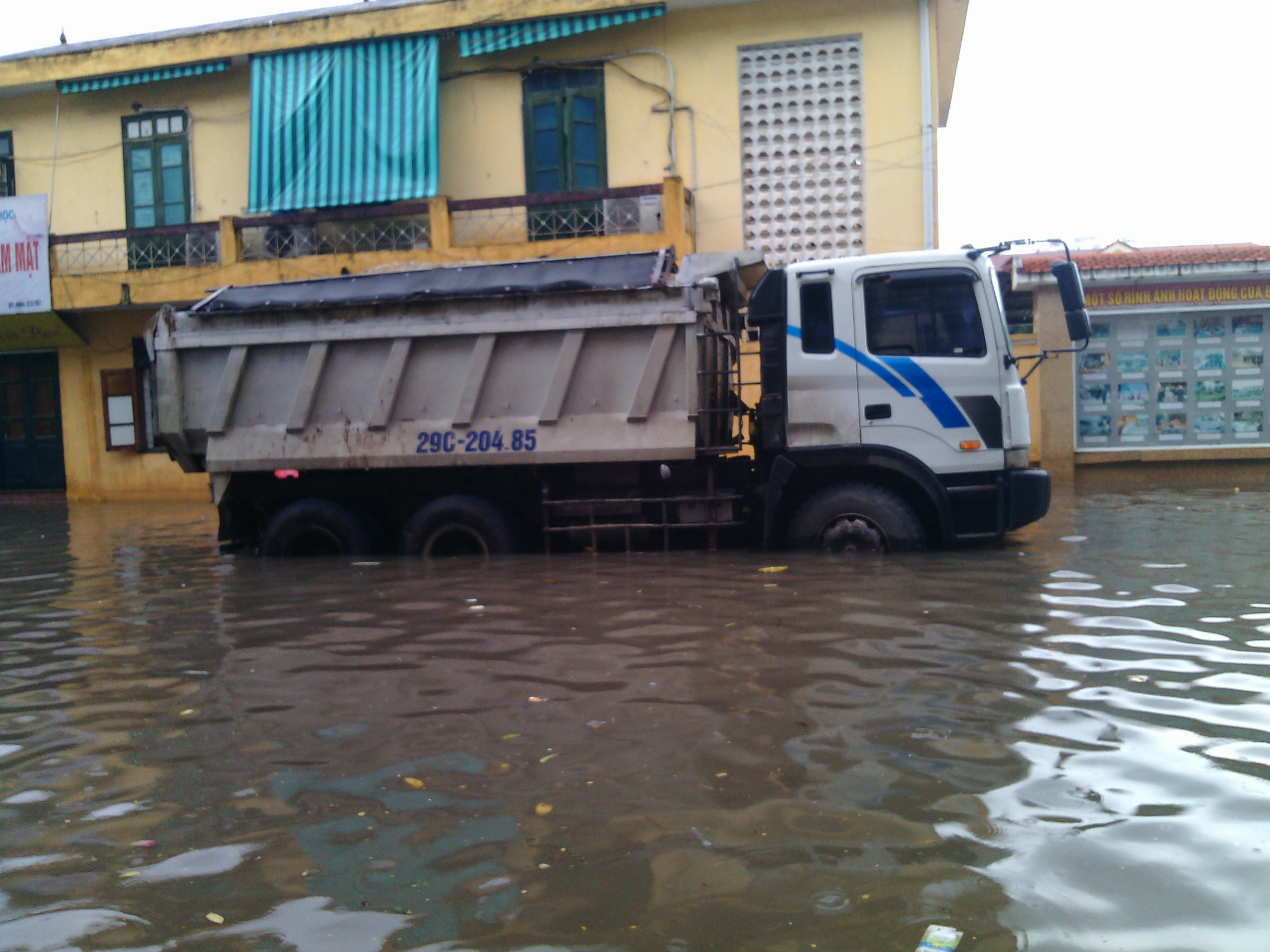 Mưa lớn Chợ Nhà Xanh ngập trong biển nước
