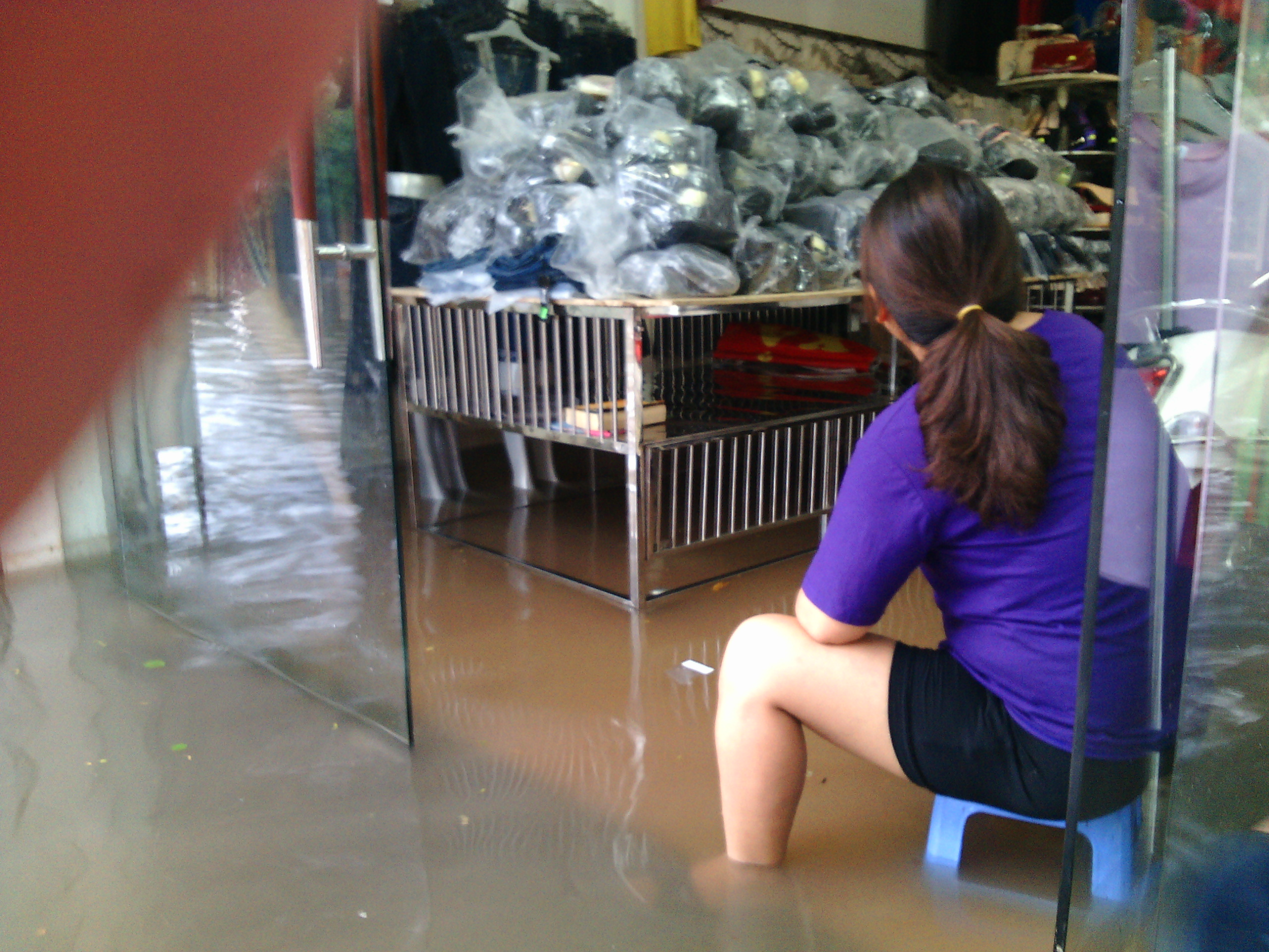 Mưa lớn Chợ Nhà Xanh ngập trong biển nước