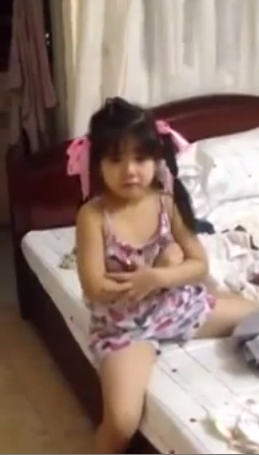 Bé gái vừa khóc vừa khoanh tay xin lỗi mẹ cực dễ thương