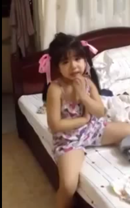 Bé gái vừa khóc vừa khoanh tay xin lỗi mẹ cực dễ thương