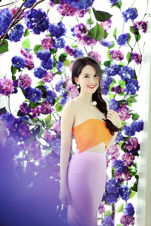 Học lỏm Ngọc Trinh mặc đẹp với chân váy bút chì, váy midi Học lỏm Ngọc Trinh mặc đẹp với chân váy bút chì, váy midi