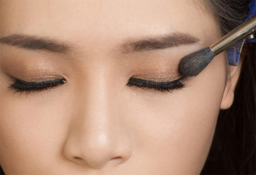Cách trang điểm mắt màu nâu nhạt Hàn Quốc tuyệt đẹp