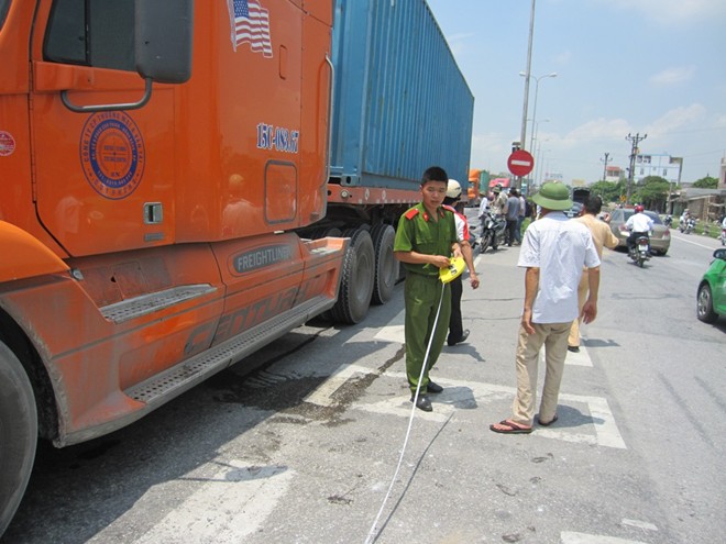 Xe tải chở bia húc đuôi container, 3 người nguy kịch